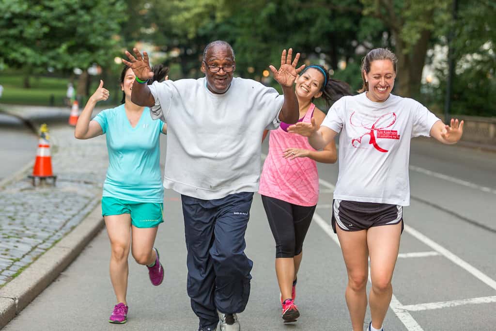 Back on My Feet member and volunteers supporting each other while they finish a run - Photo: Ben Ko Photography